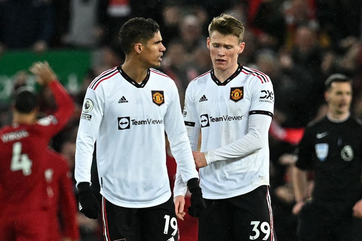 Reaksi Raphael Varane dan Scott McTominay setelah Man United kebobolan gol keenam ketika melawan Liverpool pada pekan ke-26 Liga Inggris 2022-2023 di Stadion Anfield, Minggu (5/3/2023). Duel Liverpool vs Man United tuntas dengan skor 7-0. (Foto oleh AFP/PAUL ELLIS)