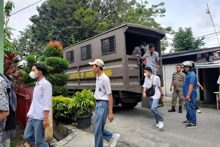 Tujuh siswa di Padang ditangkap Satpol PP Padang karena keluyuran saat jam belajar, Rabu (3/8/2022).