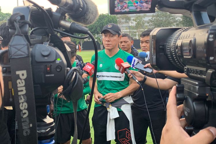 Pelatih timnas Indonesia, Shin Tae-yong, saat berbicara kepada media di Lapangan A Gelora Bung Karno (GBK) pada Kamis (15/6/2023). Dalam kesempatan itu, Shin Tae-yong mengatakan bahwa dirinya bakal menganalisa permainan Argentina saat menghadapi Australia.