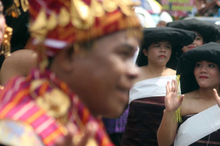 Sejumlah penari menampilkan tarian tradisional Karo saat berlangsung Pesta Budaya Mejuah-Juah, di Brastagi, Kabupaten Karo, Sumatra Utara, Kamis (26/10/2017). Pesta Budaya Karo yang diikuti ribuan masyarakat tersebut menampilkan tarian dan kesenian budaya suku Karo.