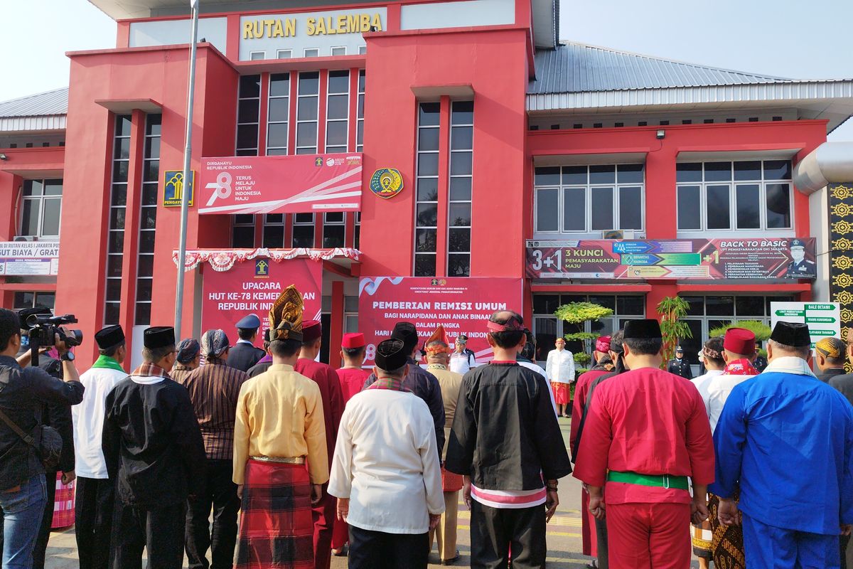 Petugas Rumah Tahanan (Negara) Kelas I mengikuti upacara HUT RI ke-78 menggunakan baju adat di Rutan Salemba, Jakarta Pusat, Kamis (17/8/2023). (KOMPAS.com/XENA OLIVIA)