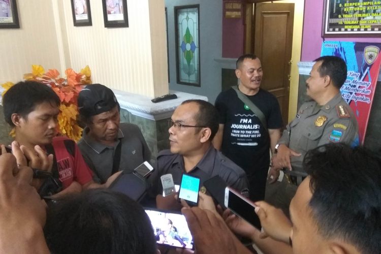 Ketua Bawaslu Ciamis, Uce Kurniawan saat diwawancarai terkait dugaan politik uang di Dusun Ancol, Senin (15/4/2019).