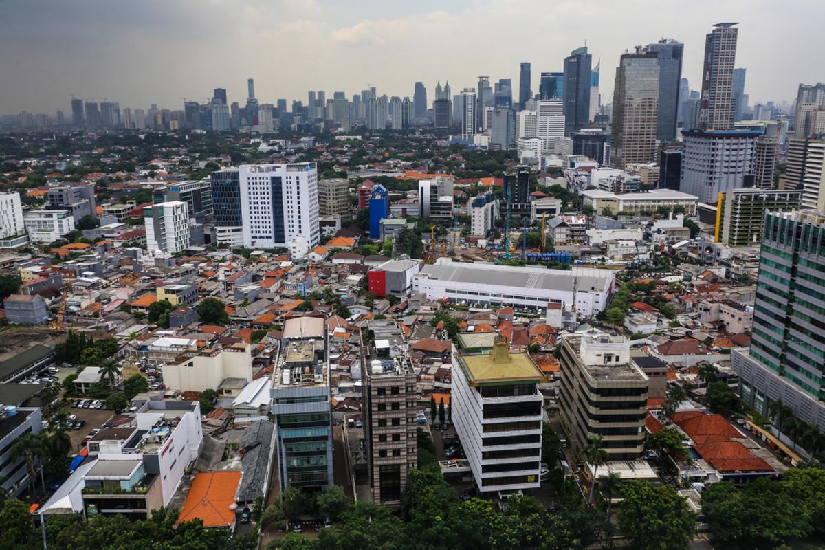 Pemandangan pepohonan dan gedung bertingkat terlihat dari Perpustakaan Nasional, Jakarta Pusat, Rabu (8/11/2017). Menurut data Dinas Kehutanan, Pertamanan dan Pemakaman DKI Jakarta, luas ruang terbuka hijau (RTH) hanya 9,98 persen dari 30 persen yang seharusnya dimiliki oleh DKI Jakarta. KOMPAS.com/GARRY ANDREW LOTULUNG