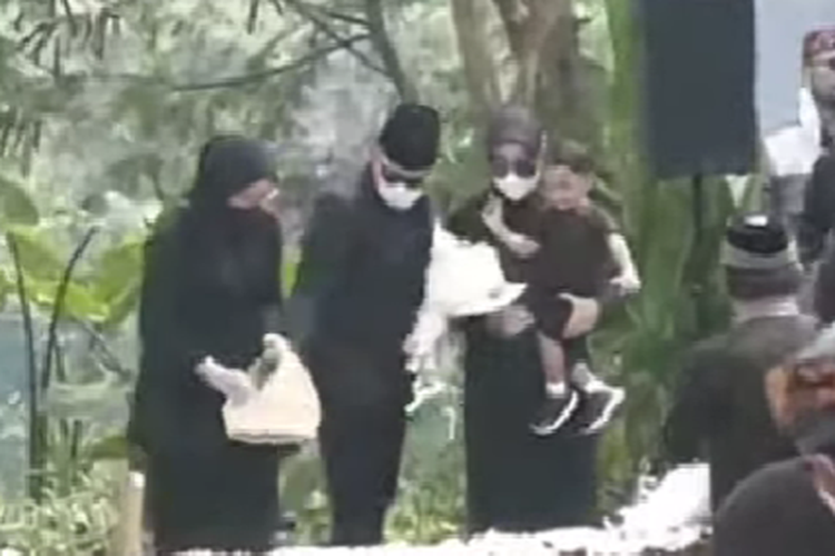 Gubernur Jawa Barat Ridwan Kamil menaburkan tanah pertama ke liang lahat putranya, Emmeril Kahn Mumtadz (Eril, di Cimaung, Kabupaten Bandung, Jawa Barat, Senin (13/6/2022) siang.