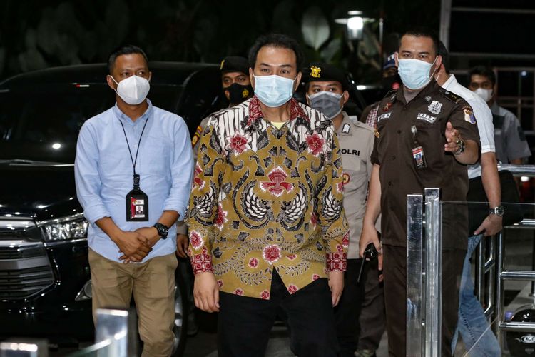 Wakil Ketua DPR Azis Syamsuddin (tengah) tiba di Gedung KPK, Kuningan, Jakarta, Jumat (24/9/2021). Ia menjalani pemeriksaan terkait dugaan kasus suap dana alokasi khusus (DAK) di Lampung Tengah.