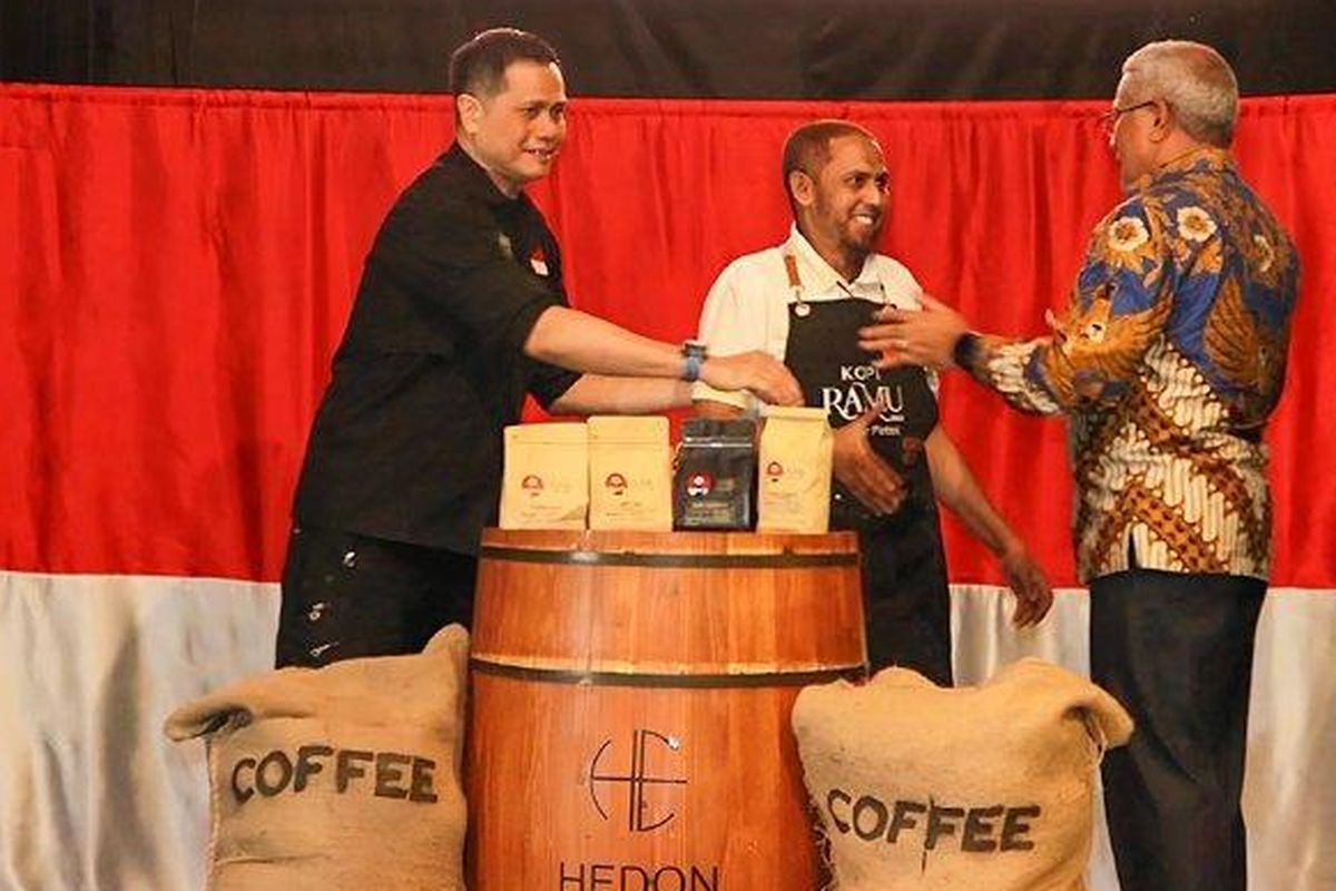 Eks napi teroris Umar Patek (tengah) mengenalkan Ramu Kopi 1966 yang menjadi lini bisnisnya bersama Hedon Estate dalam peluncuran yang digelar pada Selasa (3/5/2025).
