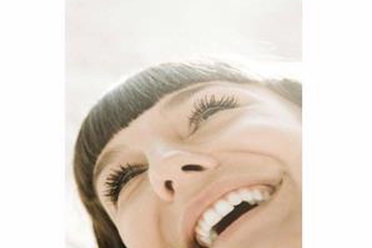 Siapkan riasan agar riasan tak luntur karena panas terik. 