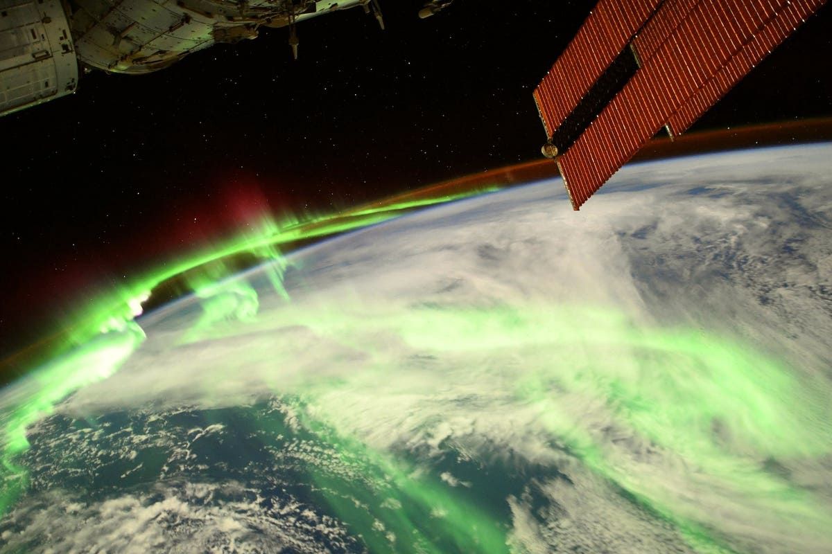 Foto Aurora berkobar di atas Bumi. Gambar ini dipotret oleh astronot dari ISS, di ketinggian 402 km dari atas Bumi pada 20 Agustus 2021.
