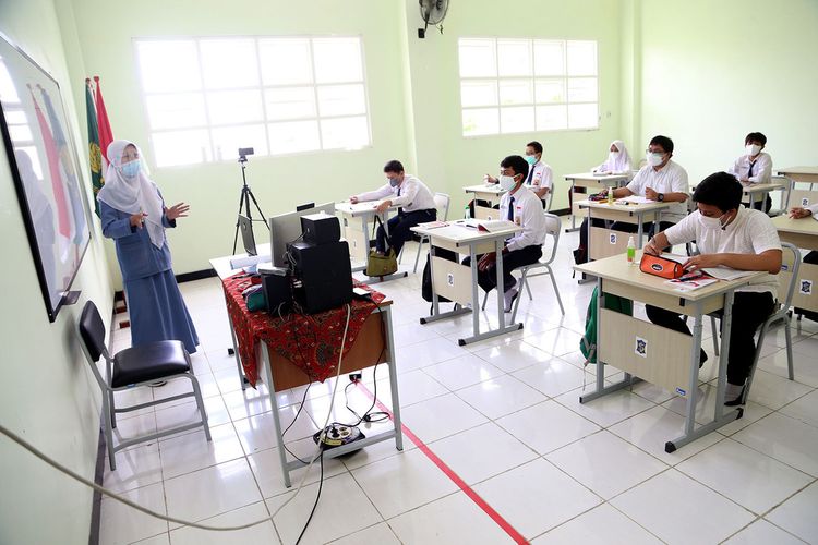 Pembelajaran tatap muka di masa pandemi Covid-19 di salah satu sekolah di Surabaya, Jawa Timur.