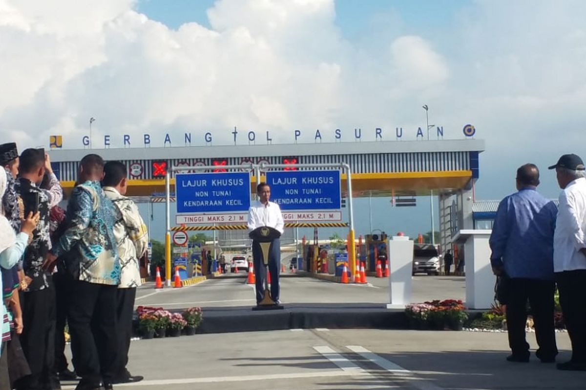 Presiden Republik Indonesia Joko Widodo (Jokowi) meresmikan Jalan Tol Gempol-Pasuruan Seksi 2 Rembang-Pasuruan di Gerbang Tol (GT) Pasuruan, Jumat (22/6/2018).