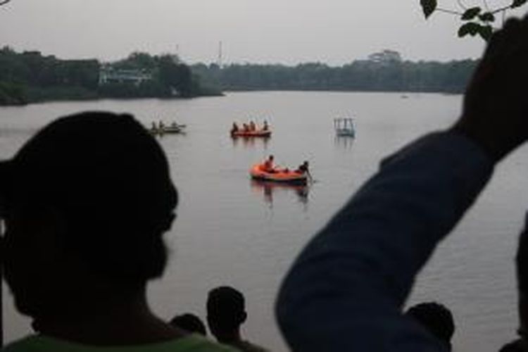 Tim SAR gabungan dari Badan Penanggulangan Bencana Daerah (BPBD) Kabupaten Bogor, tengah melakukan evakuasi terhadap korban tenggelam di tempat wisata Danau Setu Cikaret, Kelurahan Tengah, Kecamatan Cibinong, Kabupaten Bogor, Minggu (3/8/2014). 