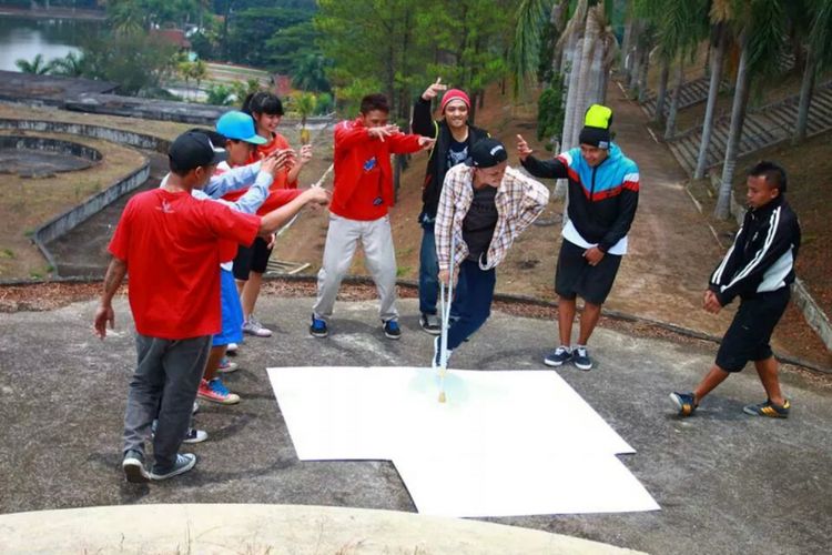 Arif Setyo Budi, B-Boy dengan kaki satu saat latihan breakdance di Lembah Dieng, Kota Malang pada tahun 2016.