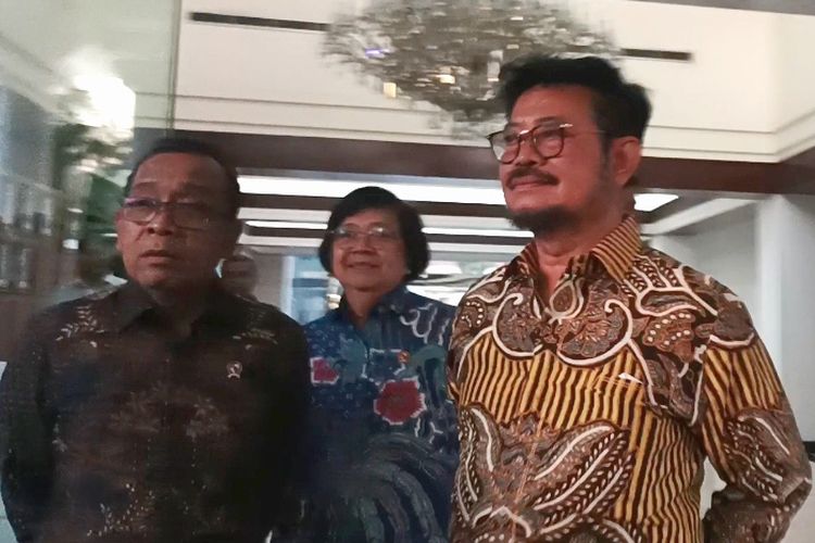 Mentan Syahrul Yasin Limpo bersama Mensesneg Pratikno dan Menteri LHK Siti Nurbaya di Gedung Kemensetneg, Jakarta, Kamis (5/10/2023).