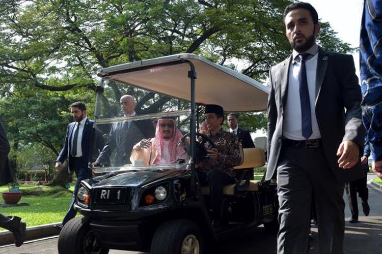 Raja Arab Saudi Salman bin Abdulaziz al-Saud (kiri) bersama Presiden Indonesia Joko Widodo mengendarai golf cart di Istana Kepresidenan, Jalan Medan Merdeka Utara, Jakarta, Kamis (2/3/2017). 