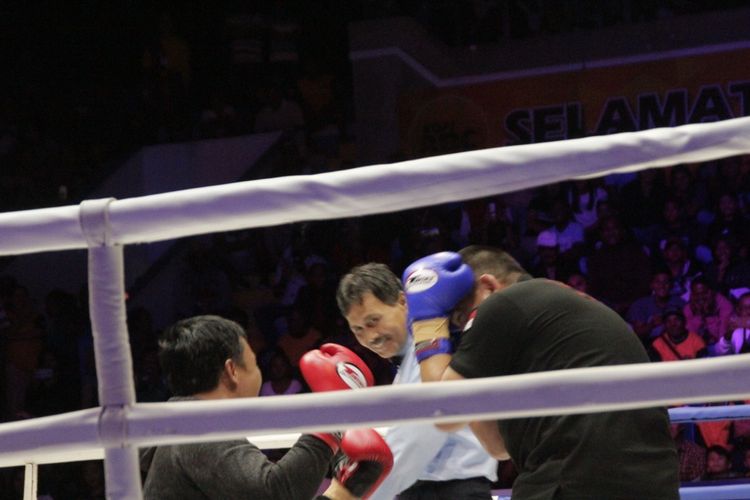 Menpora Imam Nahrawi (kiri) saat berduel di atas ring dengan Chris John di Kota Kupang, Minggu (7/7/2019) malam.