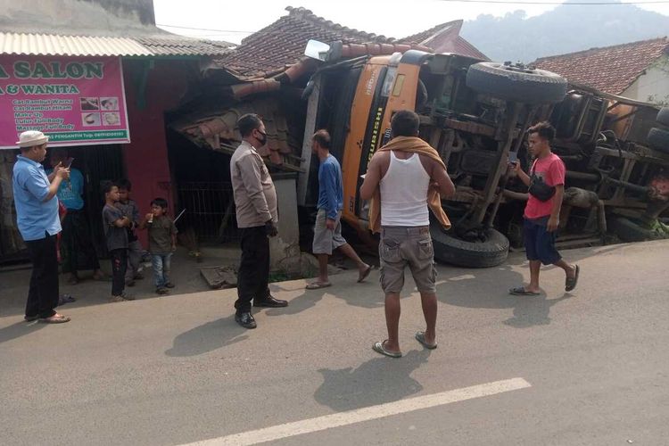 Kondisi truk tambang usai kecelakaan di Desa Rumpin, Kecamatan Rumpin, Kabupaten Bogor, Jawa Barat, Senin (23/10/2023).