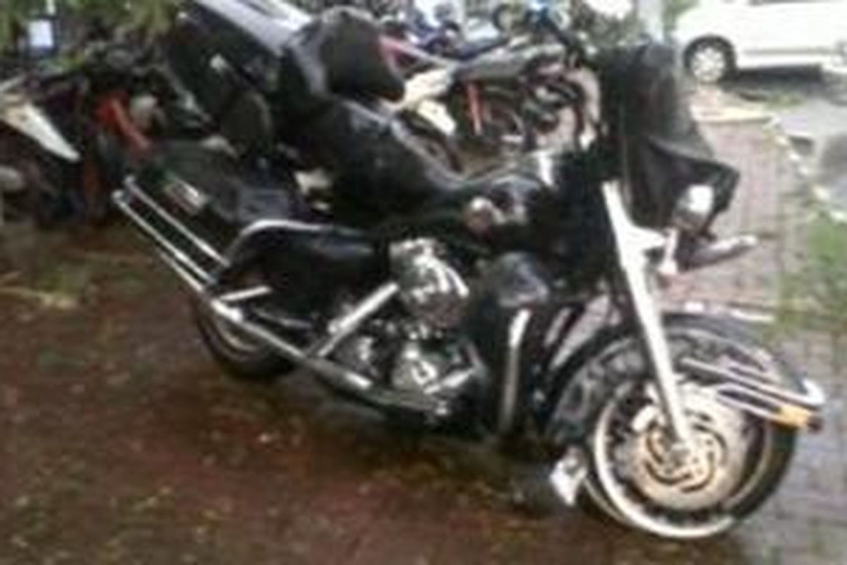 Motor Harley Davidson yang dikendarai Imam terlihat ringsek. Pengendara tewas di lokasi kejadian.