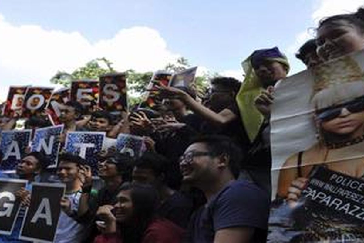 Penggemar Lady Gaga yang dikenal dengan Little Monster berkumpul di kawasan Monas, Jakarta, Minggu (20/5/2012). Mereka berharap konser Lady Gaga tetap bisa dilangsungkan di Indonesia.  