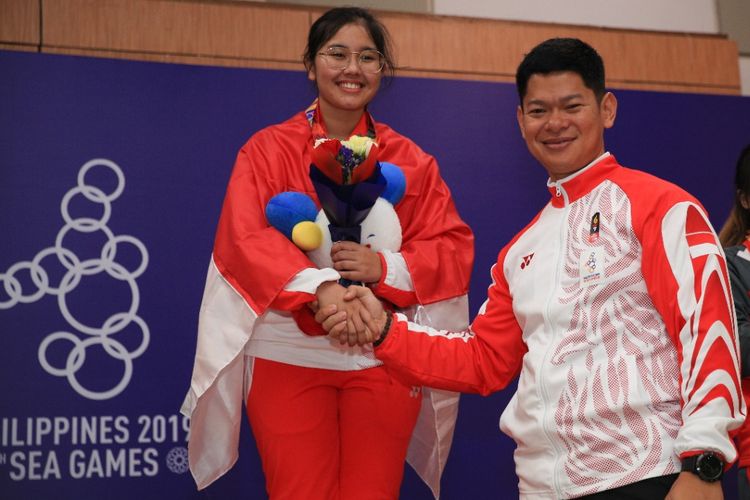 Ex-officio Komite Olimpiade Indonesia (NOC Indonesia), Raja Sapa Oktohari (kanan), bersama atlet menembak Vidya Rafika yang meraih medali emas SEA Games 2019. 