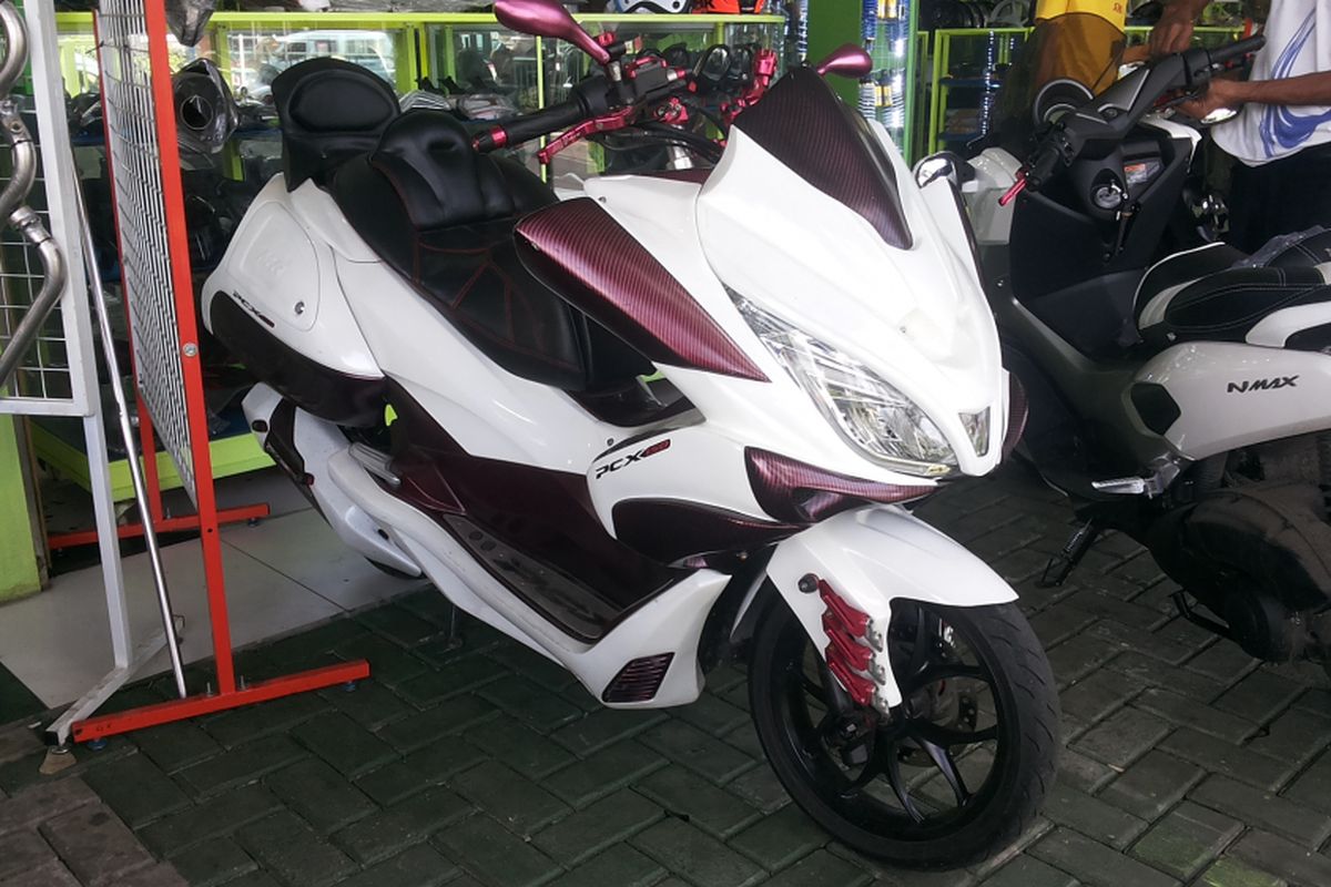 Satu unit Honda PCX model lama yang sudah dipasangi aksesori body protector. 