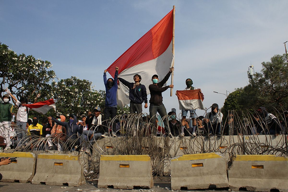 Massa yang terdiri dari pelajar dan mahasiswa kembali turun ke jalan melakukan aksi tolak UU KPK dan sejumlah RUU yang dinilai kontroversial di kawasan simpang susun Semanggi, Senayan, Jakarta Pusat, Senin (30/9/2019).