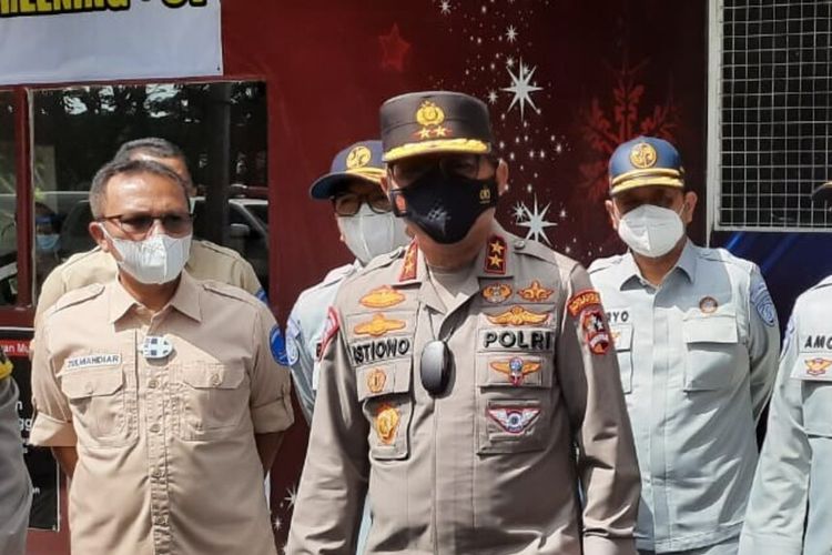 Kepala Korps Lalu Lintas (Kakorlantas) Polri Irjen Pol Istiono bersama jajaran saat meninjau pospam Faroka dalam menghadapi mudik Lebaran 2021 di Kelurahan Kerten, Kecamatan Laweyan, Solo, Jawa Tengah, Rabu (28/4/2021).