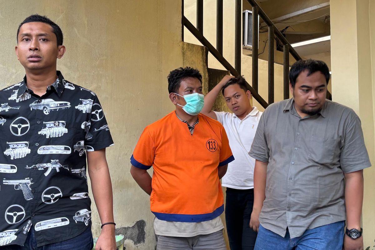 JS, ayah penyanyi cilik FP saat digelandang ke tahanan Mapolresta Banyuwangi, Rabu (11/6/2025) 