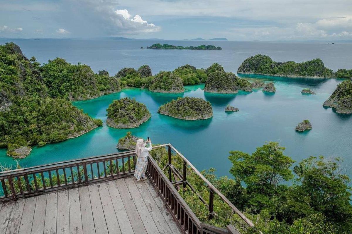 Wisatawan bermasker di Pianemo, Raja Ampat. 