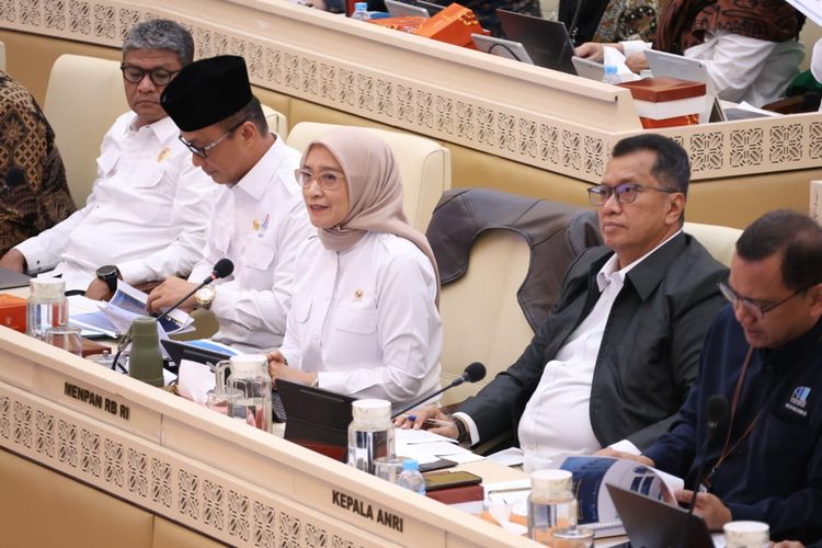 Menteri Rini Sampaikan Capaian Kinerja Kementerian PANRB TA 2025 di Rapat Kerja DPR RI