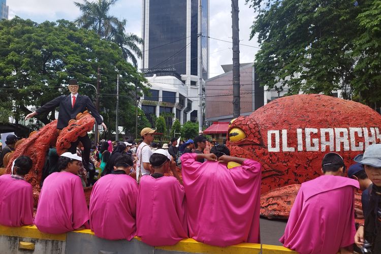 Massa gelar demo sambil membawa gurita berukuran raksasa di Patung Kuda, Gambir, Jakarta Pusat, Rabu (7/2/2024).