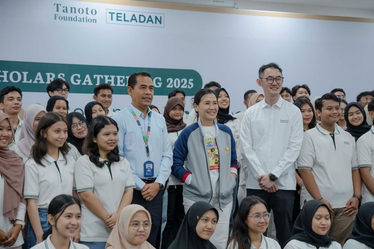 Wakil Menteri Pemberdayaan Perempuan dan Perlindungan Anak, Veronica Tan bersama para Tanoto Scholars di acara Tanoto Scholars Gathering 2025. 