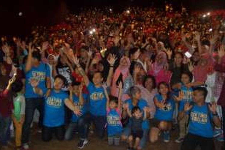 Ernest Prakasa (mengenakan t-shirt biru muda, di tengah depan, mengangkat kedua tangan) bersama mereka yang juga ambil bagian dalam acara menonton bareng film Cek Toko Sebelah di Mega Bekasi XXI, Jawa Barat, pada Minggu (1/1/2017) sore.