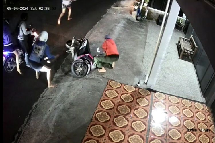 Geng pelajar merusak sepeda motor di Kampung Tegong, Temanggung, Sabtu (4/5/2024).