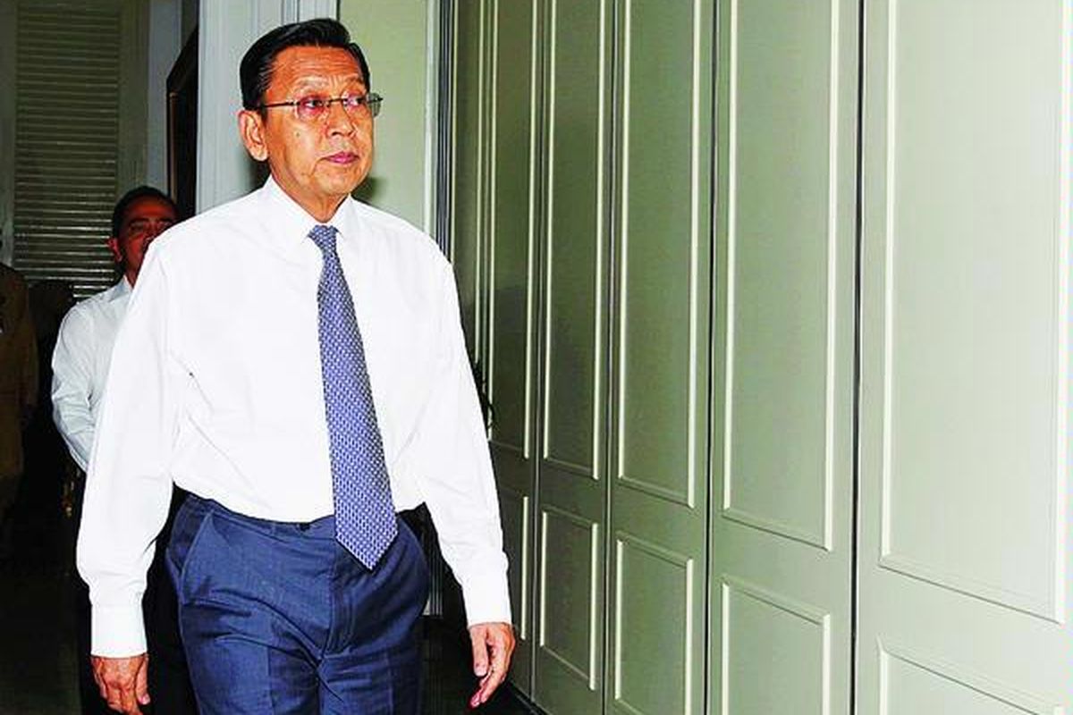 Wakil Presiden Boediono berjalan memasuki ruangan untuk memimpin Rapat Reformasi Birokrasi  di Kantor Wapres, Jakarta, Selasa (10/1). Hadir  Menteri Koordinator Politik, Hukum, dan Keamanan Djoko Suyanto, Menteri Koordinator Kesejahteraan Rakyat Agung Laksono, Menteri Keuangan Agus Martowardojo, Menteri Pendayagunaan Aparatur Negara dan Reformasi Birokrasi Azwar Abubakar, Menteri Perencanaan Pembangunan Nasional/Kepala Bappenas Armida Salsiah Alisjahbana, dan Kepala Unit Kerja Presiden untuk Pengawasan dan Pengendalian Pembangunan Kuntoro Mangkusubroto.