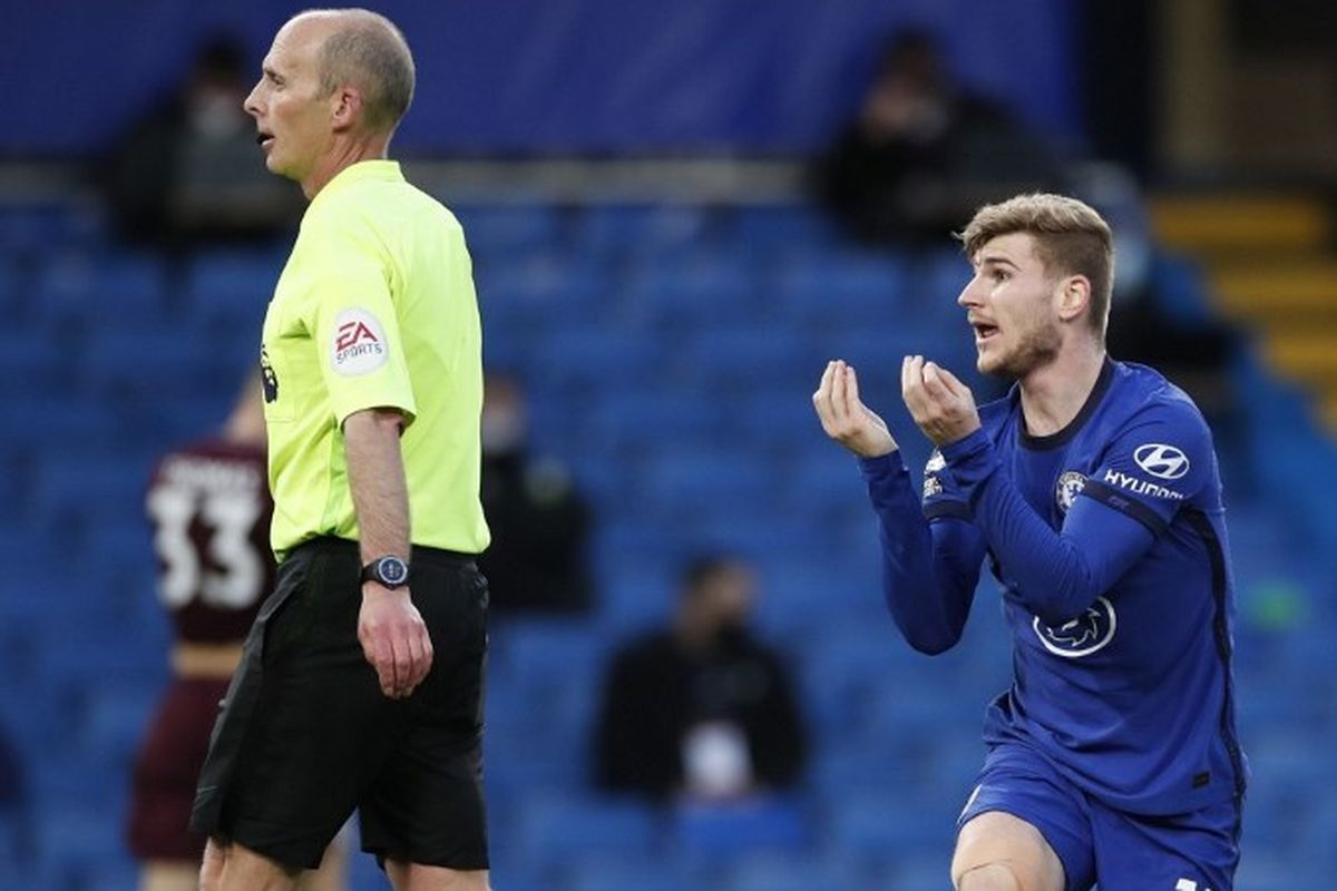 Striker Chelsea Timo Werner melakukan protes kepada wasit Mike Dean dalam laga kontra Leicester City pada pekan ke-37 Liga Inggris 2020-2021 di Stamford Bridge, 18 Mei 2021. 