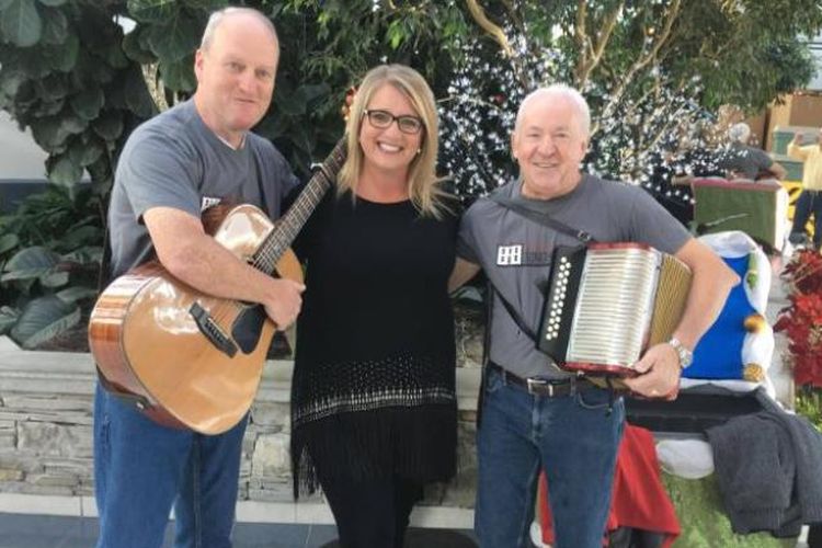 Michelle Sacrey Philpott (tengah) bersama dua orang musisi asal Newfoundland.