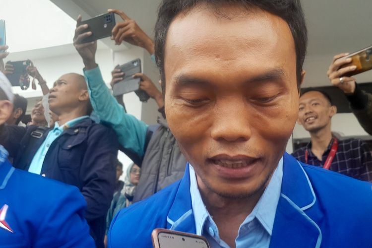 Miftah Farid yang mengundurkan diri sebagai Ketua KPU Karawang