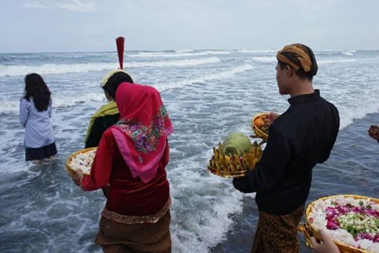 Masyarakat di sekitar Jawa melakukan upacara Labuhan di beberapa titik seperti ke Gunung Lawu , Gunung Merapi, pantai Parangtritis untuk memohon keselamatan.