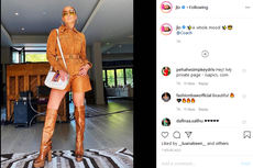 Lihat, Pose J.Lo dengan Celana Pendek Kulit dan Sepatu Bot Tinggi