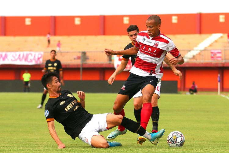 Aksi Cleberson Martins dalam laga pekan ke-23 Liga 1 2022-2023 antara Madura United vs Persis Solo di Stadion Gelora Madura Ratu Pamelingan, Pamekasan, Senin (6/2/2023).