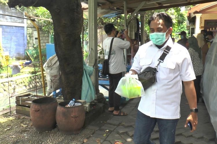 Sebuah kotak makan diduga berisi janin menggegerkan warga Kutisari, Surabaya, Senin (24/1/2022).