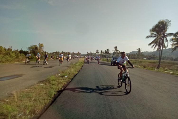 Peserta Gowes Nusantara 2019 yang diadakan Kementerian Pemuda dan Olahraga di Kabupaten Gorontalo Utara, Gorontalo, Sabtu (26/10/2019). 