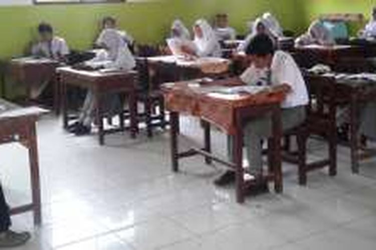 Suasana ujian di salah satu sekolah di Kota Medan, Selasa (5/4/2016).