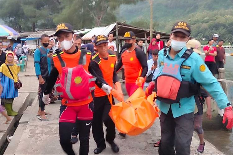 Evakuasi korban tenggelam di Pantai Jetis, Cilacap, Jawa Tengah, Jumat (13/5/2022) sore.