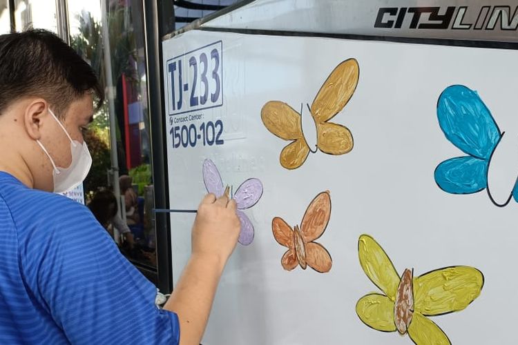 1 dari 15 anak disabilitas yang diikutsertakan untuk menggambar satu unit bus TransJakarta Koridor 1 jurusan Blok M - Kota. Belasan anak itu diikutsertakan untuk menggambar bus sebagai peringatan Hari Disabilitas Internasional yang jatuh pada tanggal 3 Desember mendatang.