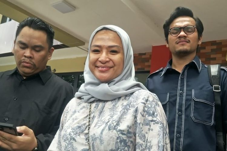 Ira Riswana (tengah) dan kuasa hukum anaknya, Olop Turnip (kiri) di Polres Metro Jakarta Selatan, Senin (3/4/2023).
