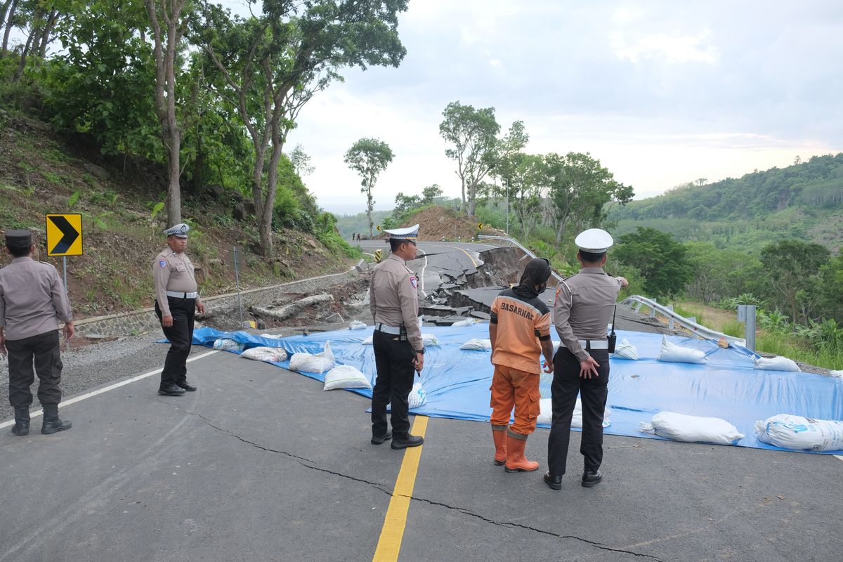 Jalur Lintas Selatan (JLS) di Desa Sumberoto, Kecamatan Donomulyo ambles akibat longsor, Rabu (11/12/2024).
