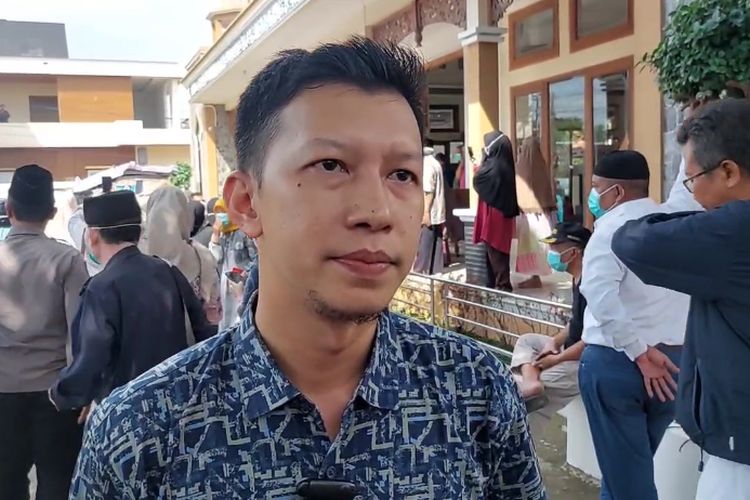 Niko Hadimulya keponakan Sahroni saat ditemui di areal Masjid Madania Desa/Kecamatan Sindang, Indramayu seusai kelima jenazah disalatkan, Rabu (3/9/2025).