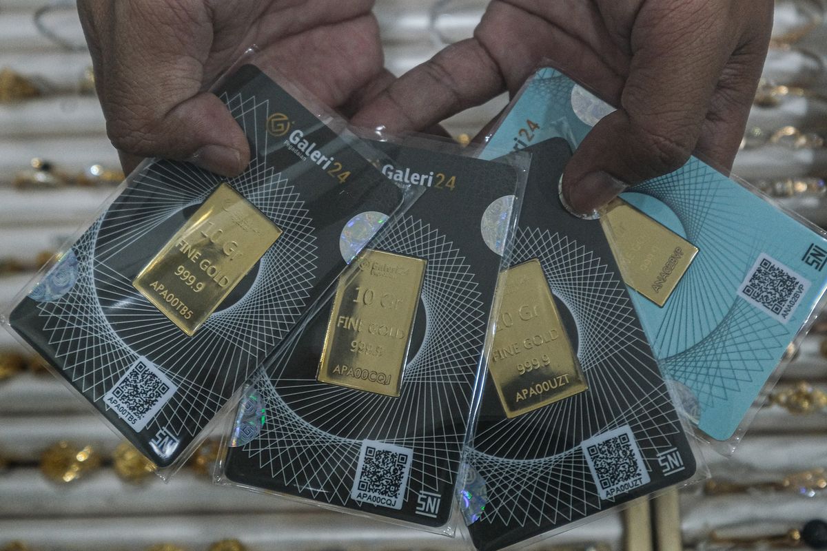Pramuniaga menunjukkan emas jenis Galeri 24 yang dijual di kantor cabang Pegadaian. Simak daftar harga emas Antam, UBS, dan Galeri24 di Pegadaian hari ini.