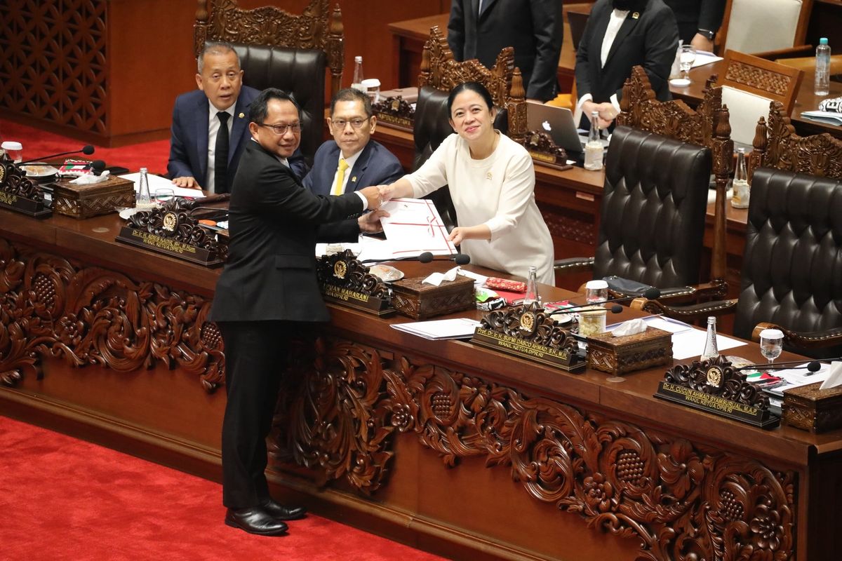 Menteri Dalam Negeri (Mendagri) Muhammad Tito Karnavian dalam rapat paripurna dengan agenda Pembicaraan Tingkat II Pengambilan Keputusan di Ruang Rapat Paripurna, Gedung Nusantara II DPR RI, Kompleks Parlemen, Senayan, Jakarta, Kamis (24/7/2025).
